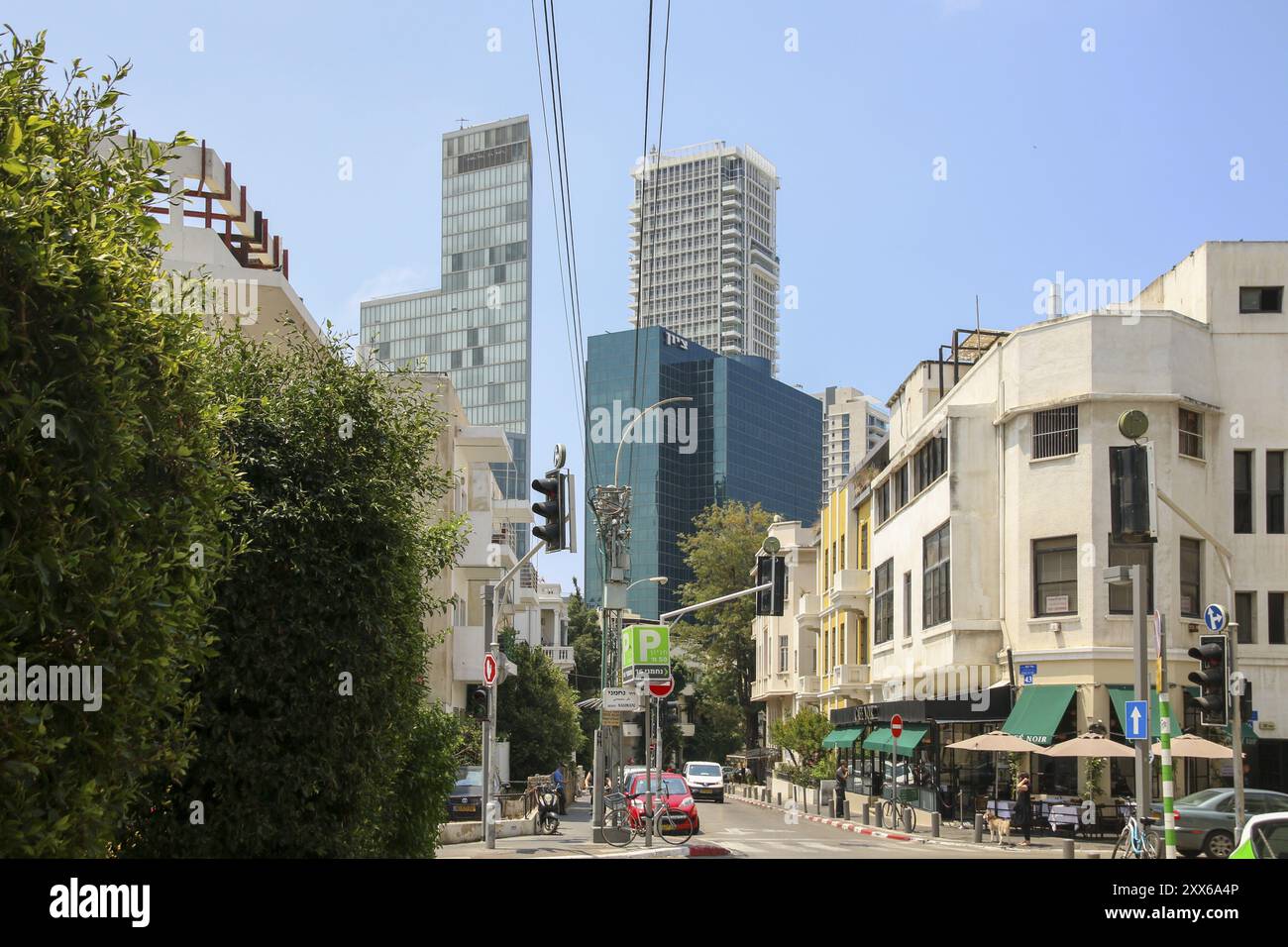 Edifici moderni e alti e case in stile modernista classico, Tel Aviv, Israele, Asia Foto Stock
