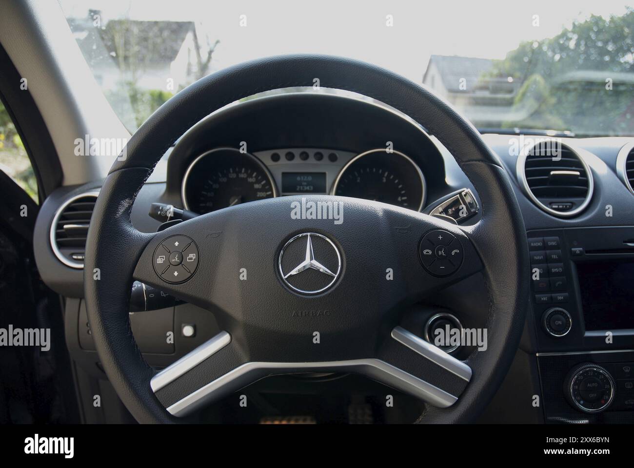 Airbag Mercedes-Lenkrad mit Foto Stock
