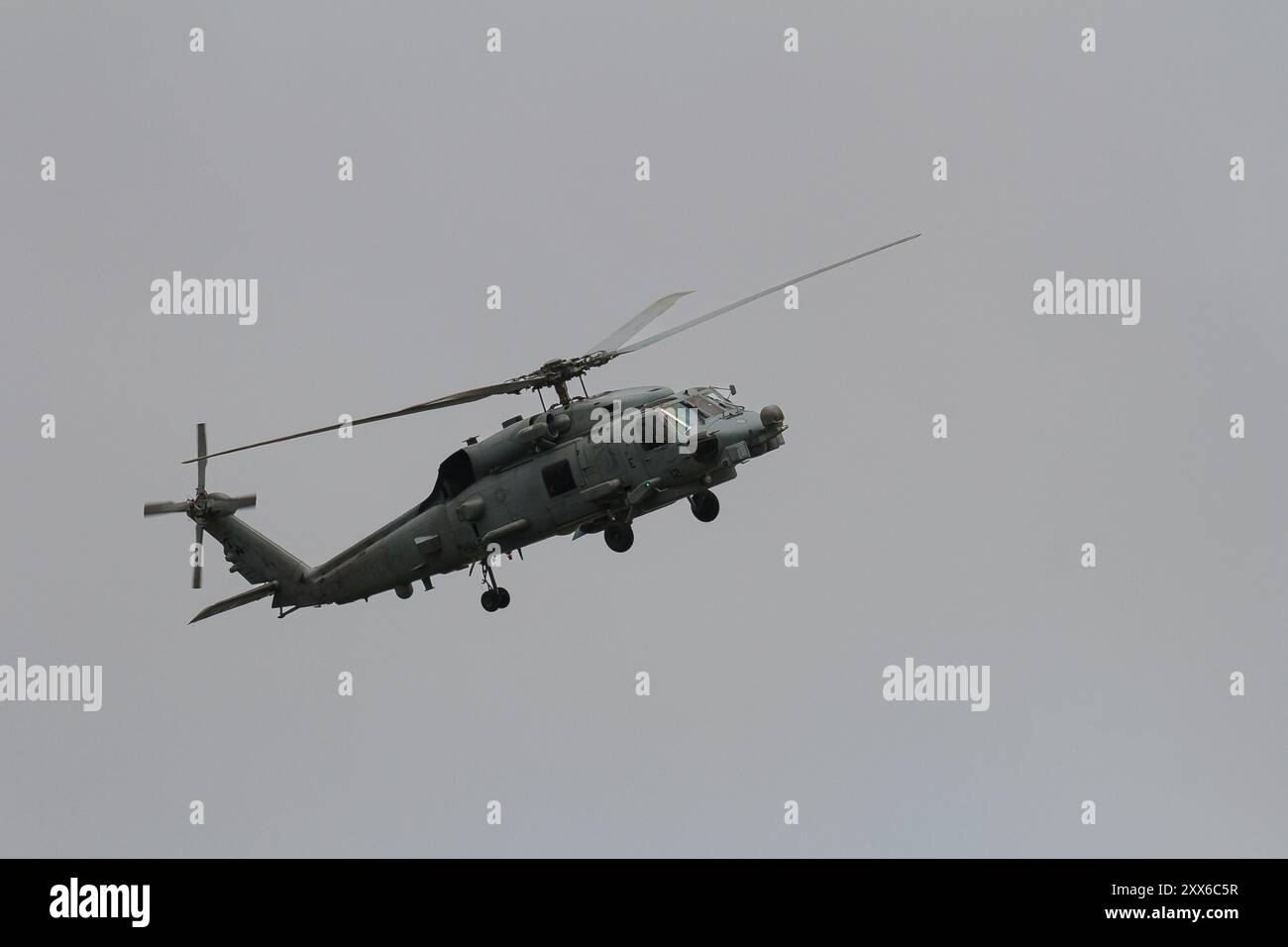 Un elicottero Sikorsky MH-60R Seahawk con lo US Navy Helicopter Maritime Strike Squadron Five One (HSM-51) "Warlords", che vola vicino alla NAF Atsugi, Giappone Foto Stock