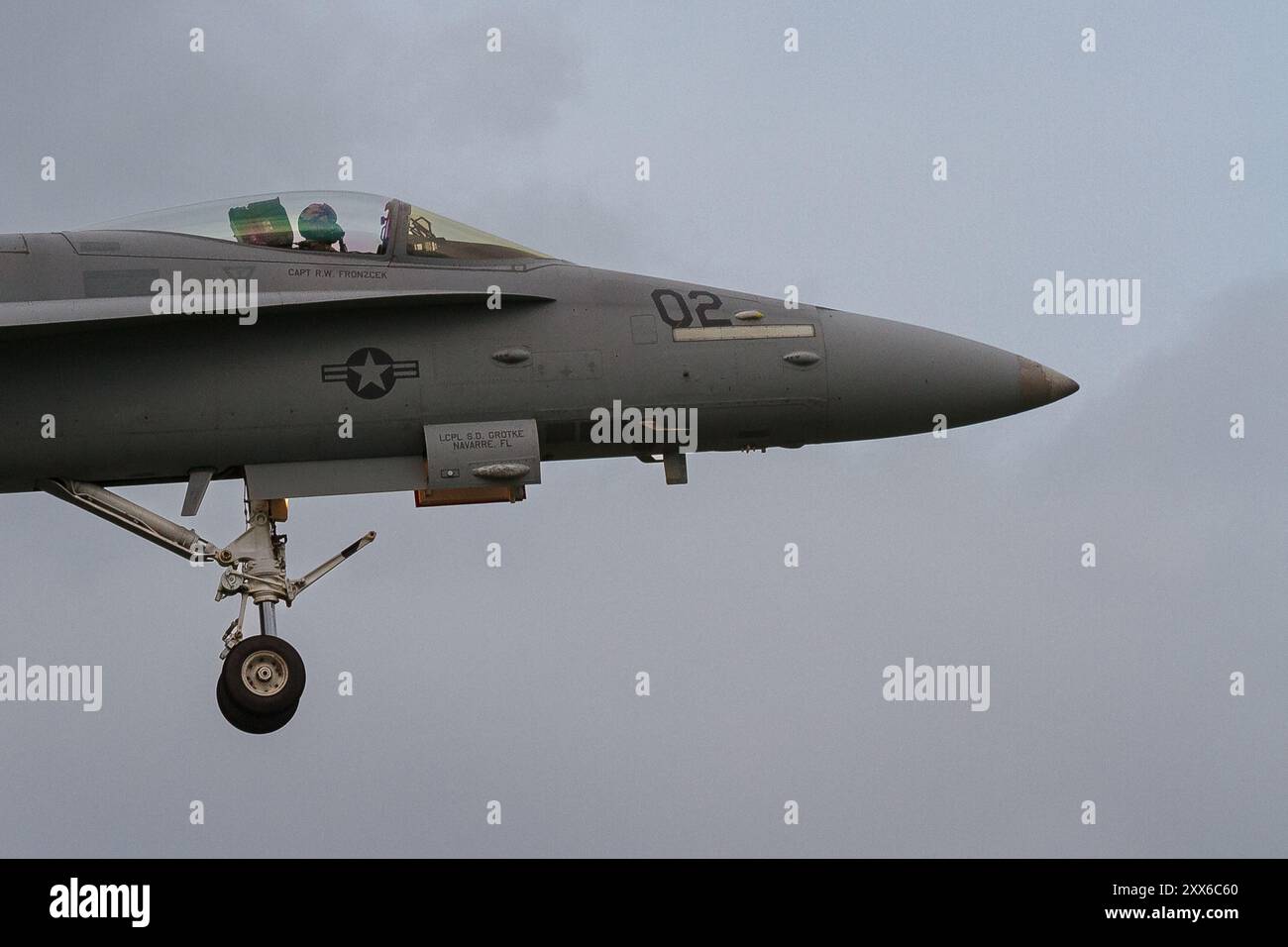 La cabina di pilotaggio e pilota di un caccia McDonnell Douglas F/A-18C Hornet con lo US Marine Corps All Weather Fighter Attack Squadron 224 (VMFA(AW)-224) Foto Stock