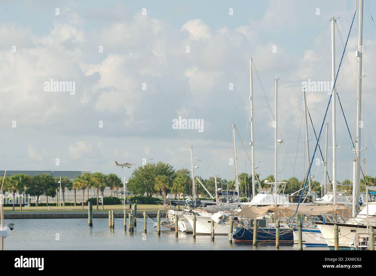 Solo per uso editoriale, St. Petersburg, Florida, USA, 20 agosto, 2024. decollo di un piccolo aereo largo. Cielo blu e bianco da sinistra a destra. Foto Stock