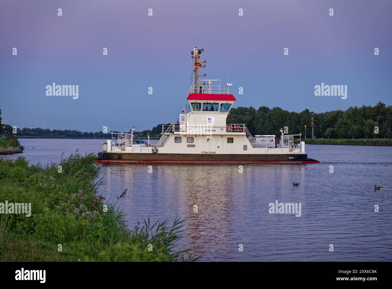 Il traghetto per il canale Stralsund attraversa il canale di Kiel la mattina presto. Breiholz, Schleswig-Holstein, Germania, Europa Foto Stock