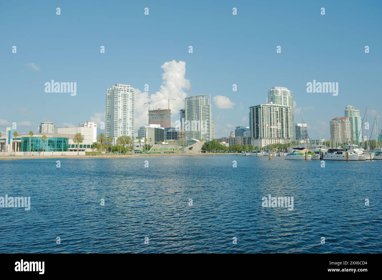 Ampia visuale a nord dal Demens Landing Park sopra le acque azzurre fino al paesaggio urbano di St. Petersburg, Florida . Barche a vela nel porticciolo blu e bianco Foto Stock