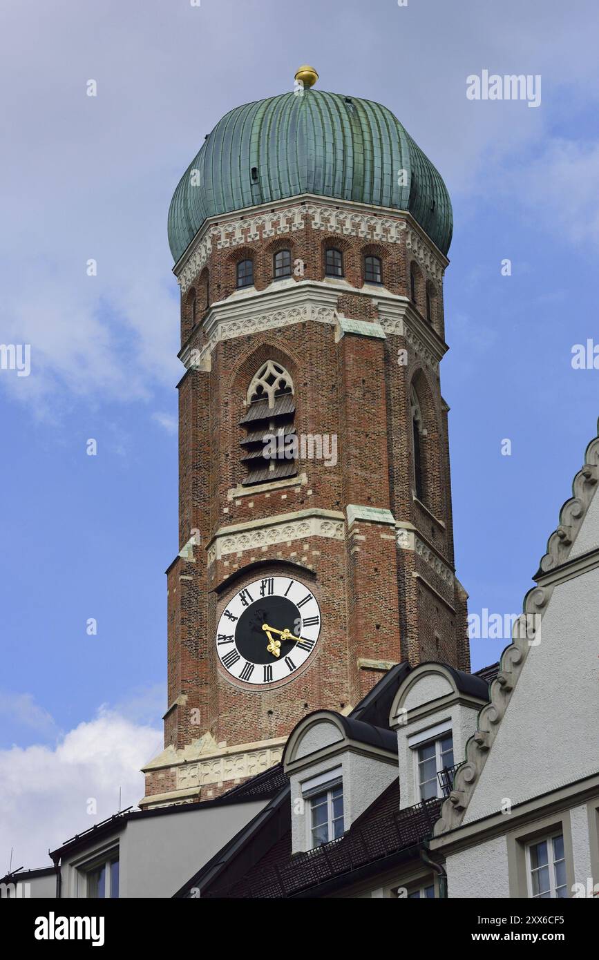 Europa, Germania, Baviera, città di Monaco, Centro città, Kaufinger Strasse, torre sinistra della Chiesa di nostra Signora, Europa Foto Stock