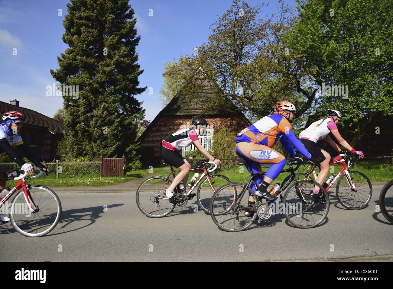 Landhaus, Niedersachsen, Reetdach, Radfahrer im Gang, Sport Foto Stock