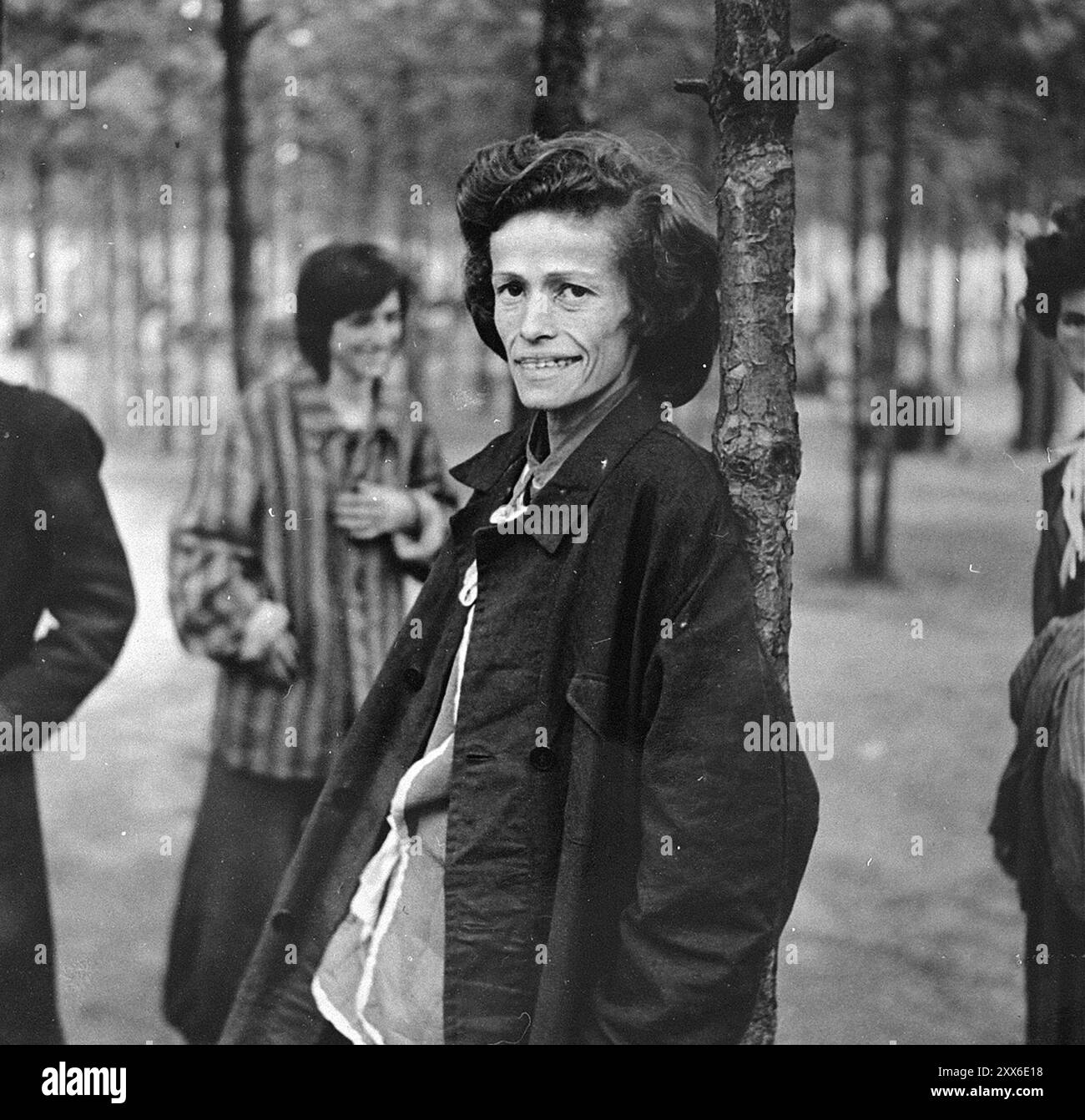 Il volto di gaunt di una sopravvissuta emaciata del campo di concentramento di Bergen-Belsen. La foto è datata 15 aprile 1945, lo stesso giorno in cui il campo è stato liberato dalle truppe britanniche e canadesi. La posizione del campo nella Germania occidentale significò che migliaia di persone furono inviate lì mentre l'est cadde. 18000 persone sono morte solo nel marzo 1945, e 10000 sono morte nelle due settimane dopo la liberazione. Sono morti di malattia e negligenza piuttosto che di abusi sistematici visti altrove. Foto Stock