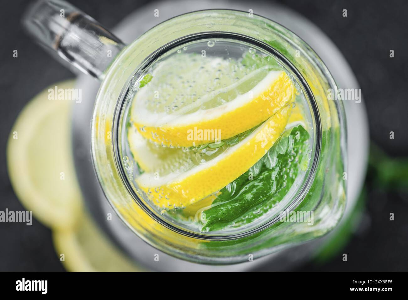 Porzione di limonata come dettagliato immagine ravvicinata su una lastra di ardesia (messa a fuoco selettiva) Foto Stock