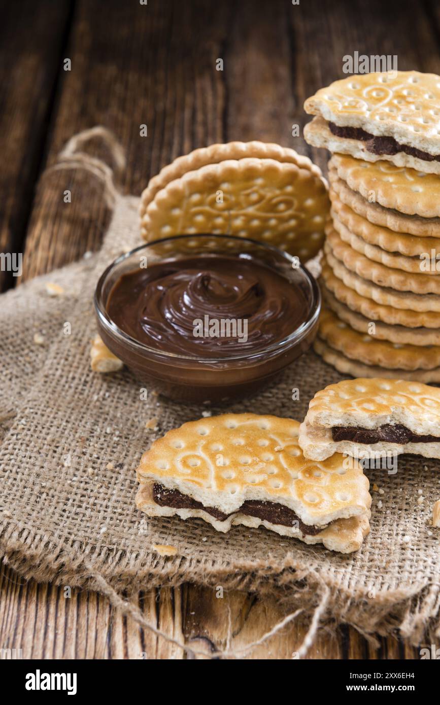 Porzione di crema di cioccolato Cookies (su sfondo di legno) Foto Stock