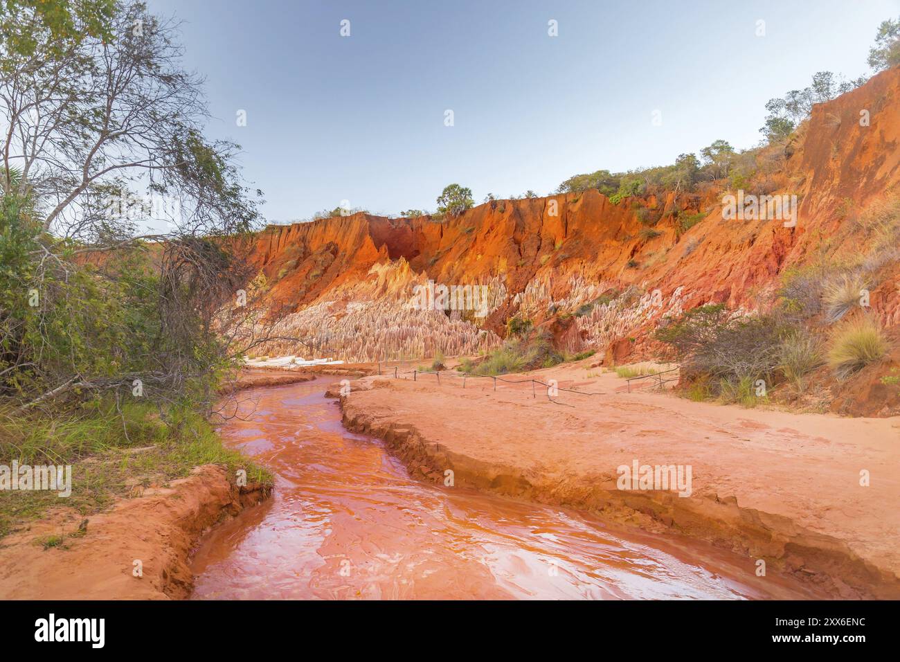 I colori dello Tsingy Rouge (Tsingy Rosso) sono intensificati dal tramonto Foto Stock