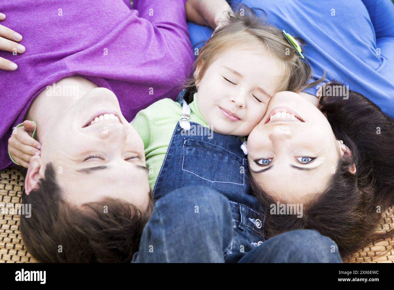 La famiglia felice avendo divertimento all'aperto Foto Stock