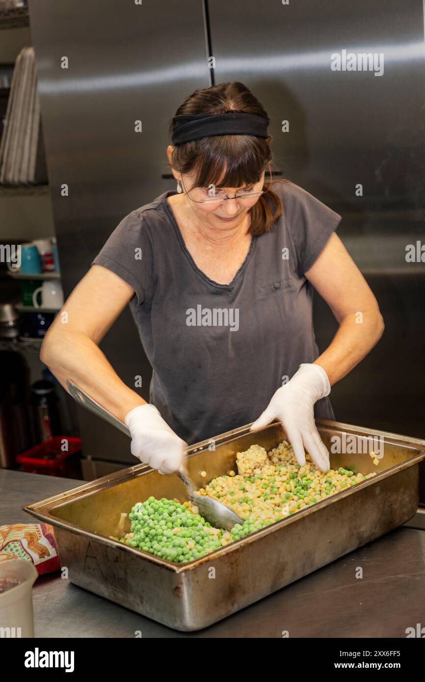 ARC-0145-: Dare da mangiare ai senzatetto a Everett Washington. PENELOPE PROTHEROE prepara un pasto caldo Foto Stock