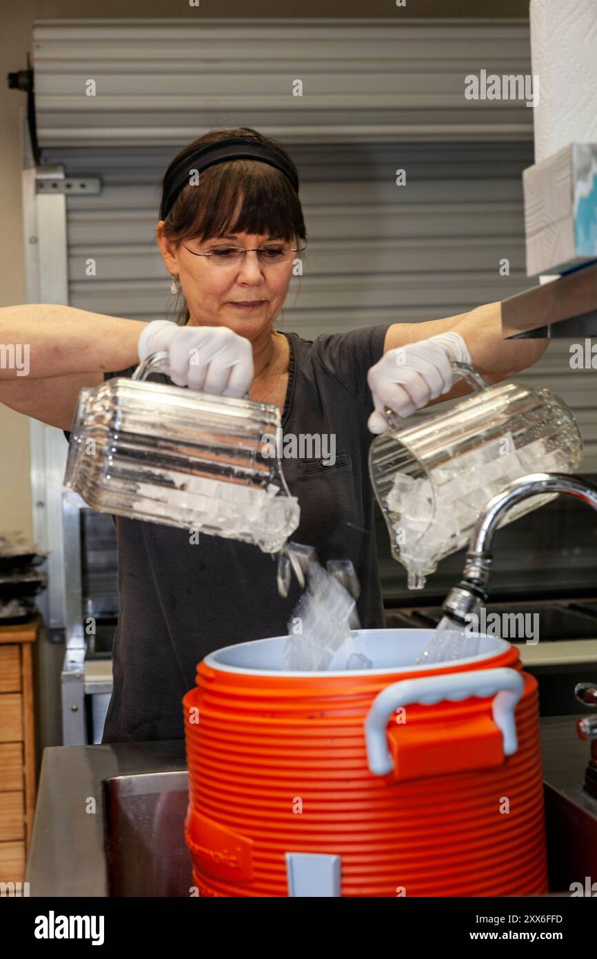 ARC-0146-00. Dare da mangiare ai senzatetto a Everett Washington. PENELOPE PROTHEROE prepara l'acqua ghiacciata Foto Stock
