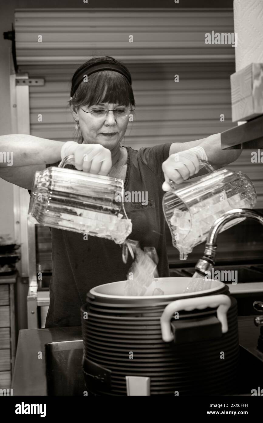 ARC-0146-00.... Dare da mangiare ai senzatetto a Everett Washington. PENELOPE PROTHEROE prepara l'acqua ghiacciata Foto Stock