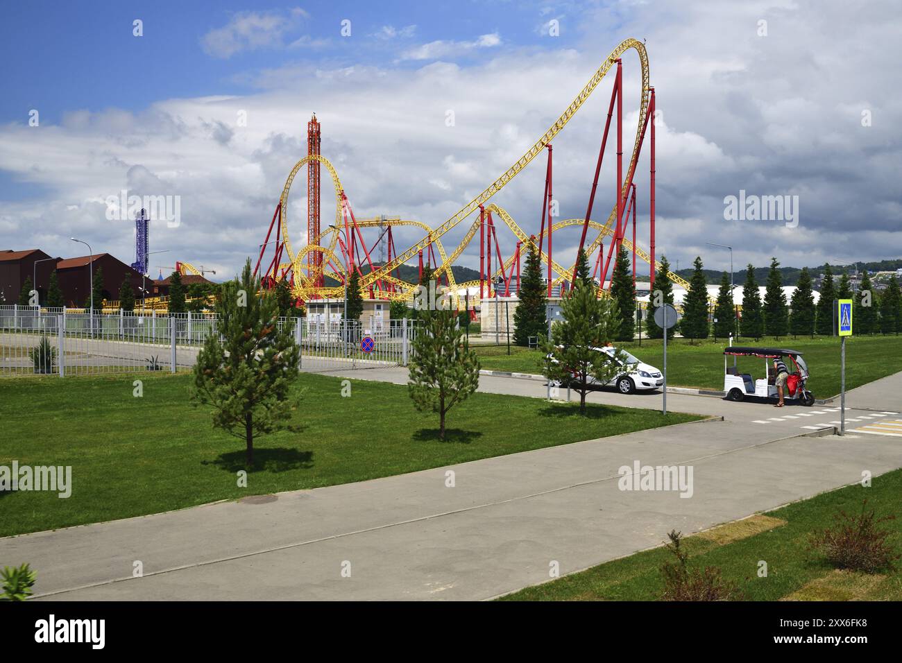 Sochi, Russia, 6 giugno. 2018 montagne russe Snake Gorynych a Sochi Park, che è entrato NELLA TOP-25 dei migliori parchi d'Europa nel 2016, in Europa Foto Stock
