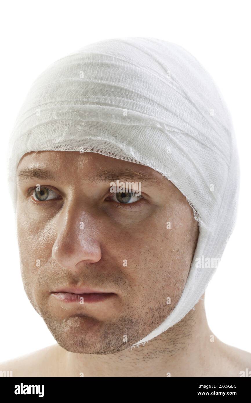 Bendaggio bianco sulla testa di una ferita cerebrale umana Foto Stock