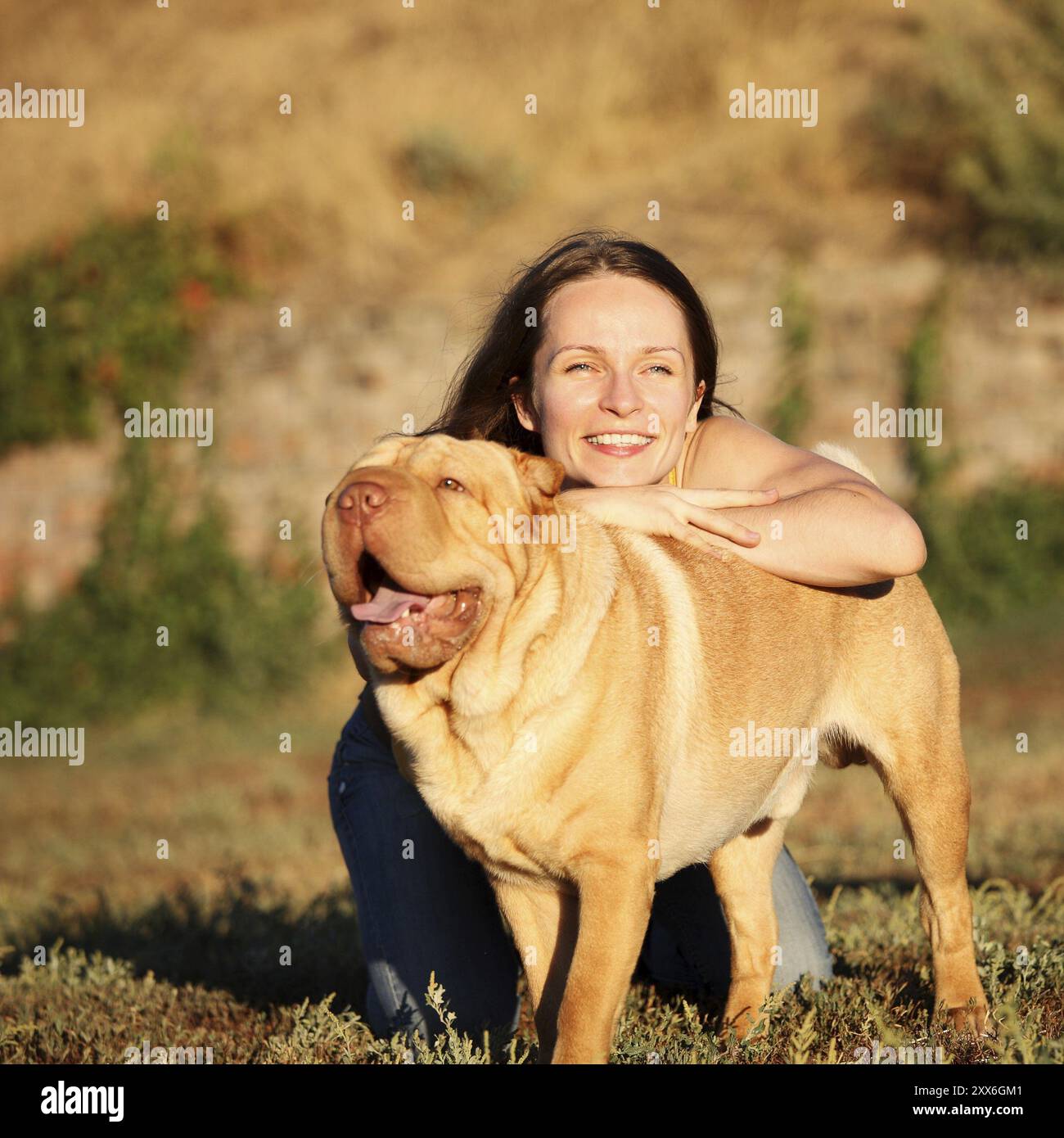 Donna con cane all'aperto. Profondità di campo ridotta Foto Stock