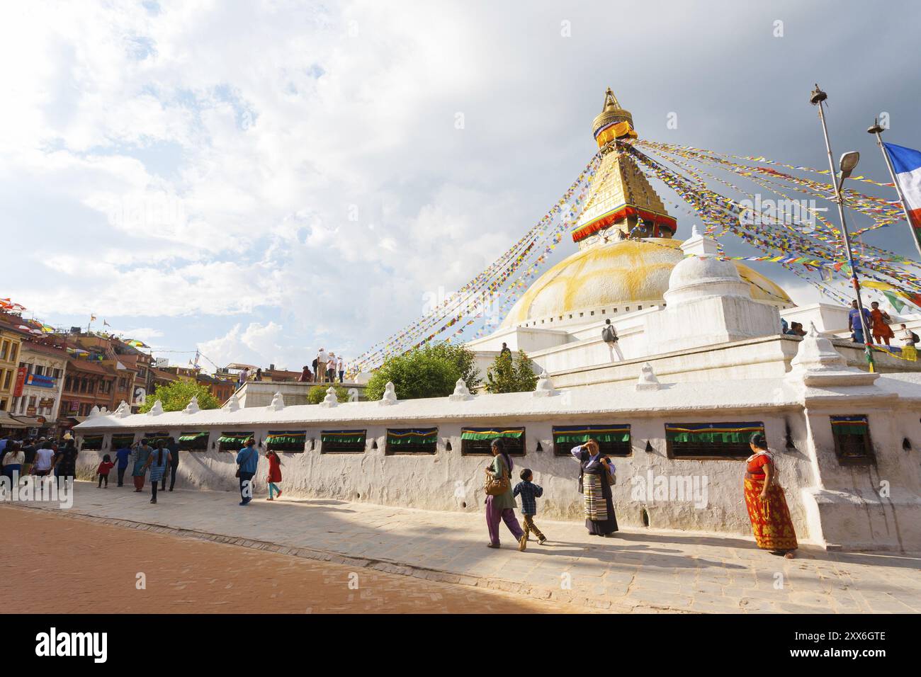Kathmandu, Nepal, 18 ottobre 2013: Pellegrini che camminano per Boudhanath Stupa in un giorno nuvoloso e tempestoso. Orizzontale, Asia Foto Stock