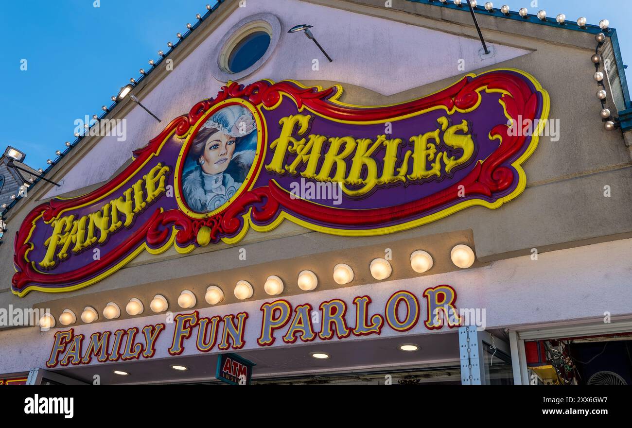 GATLINBURG, Tennessee - 12 marzo 2024: Cartello sopra la porta d'ingresso al Farnnie Farckles Family Fun Parlor in Tennessee. Foto Stock
