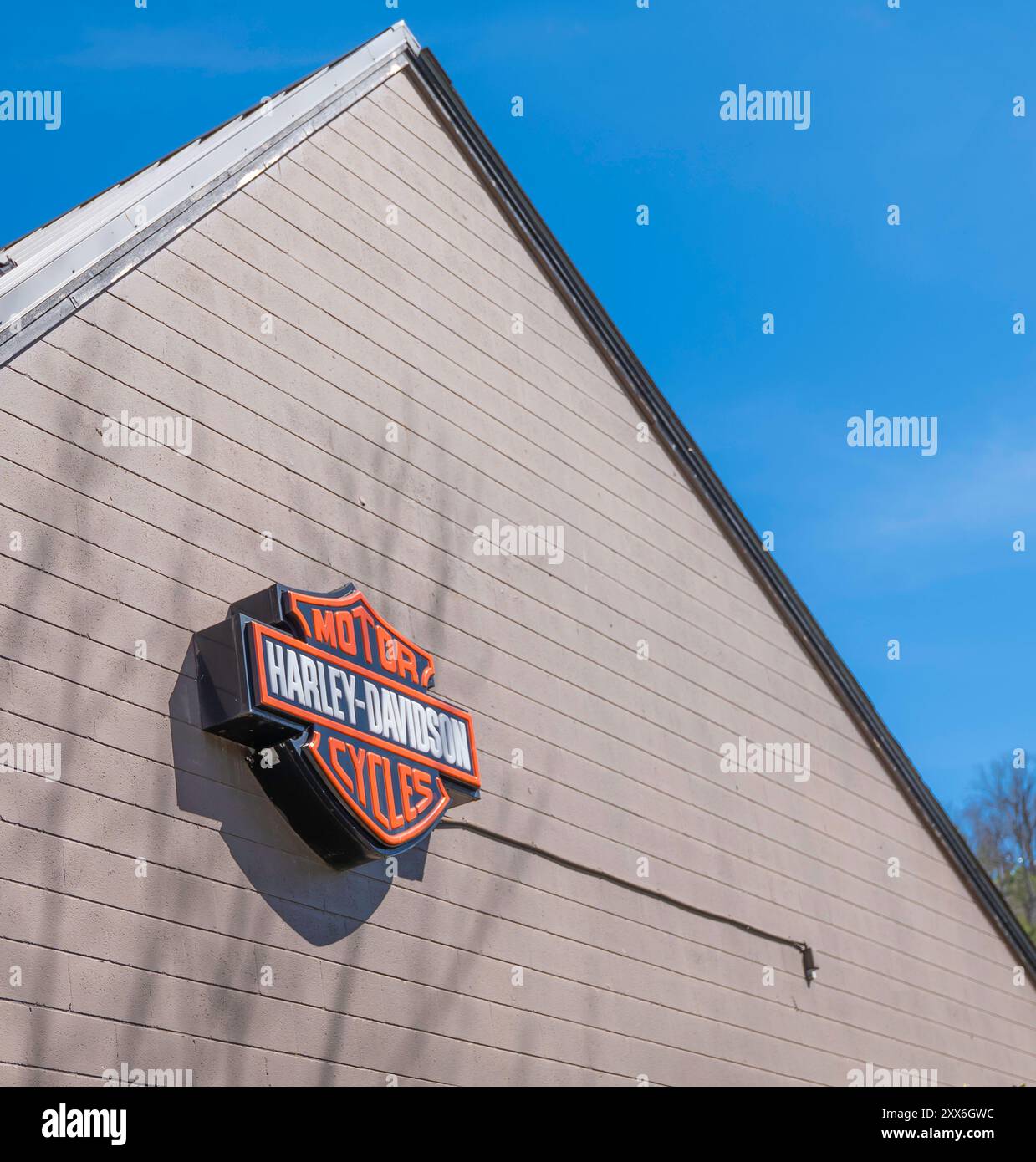 GATLINBURG, Tennessee - 12 marzo 2024: Vista sulla strada del cartello Harley Davidson sul muro del negozio Hillbilly Harley in una giornata di sole nel Tennessee. Foto Stock