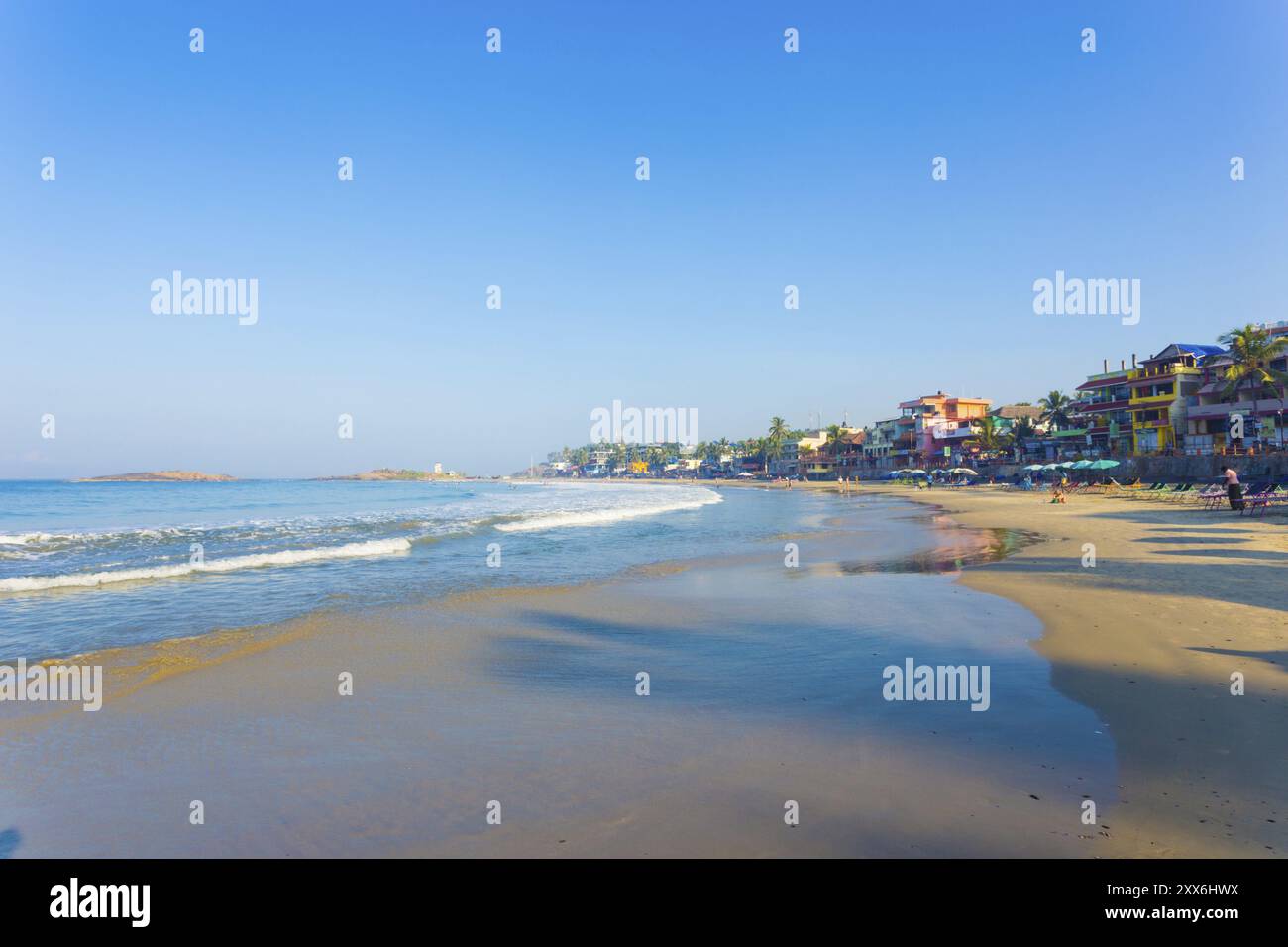 Kovalam, India, 1 marzo 2015: Gli hotel si affacciano sul lungomare, sopra la spiaggia di sabbia e le onde dell'oceano, in una città turistica del Kerala, India. Orizzontale, Asia Foto Stock