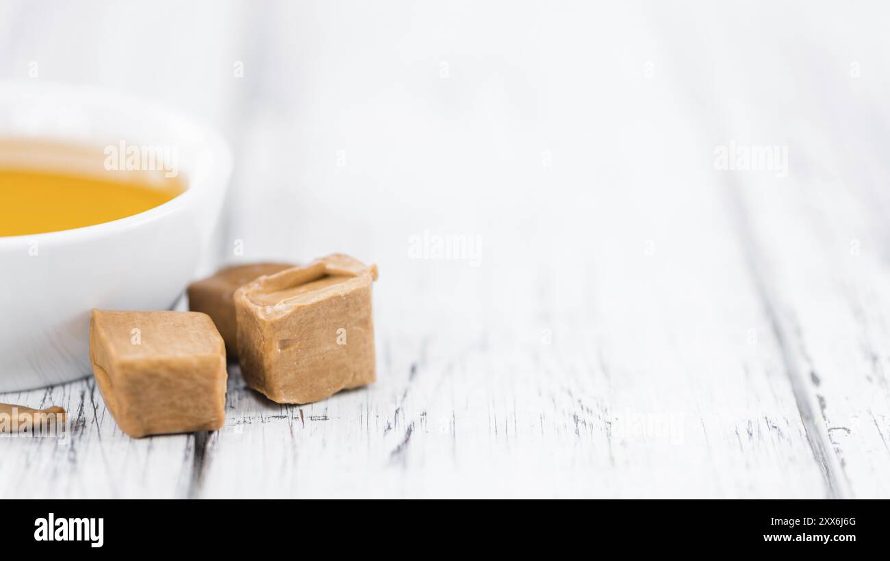 Caramello Sirup su un sfondo vintage come dettagliato di close-up shot (messa a fuoco selettiva) Foto Stock