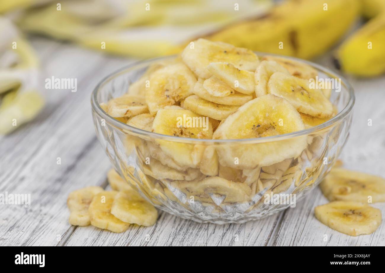 Banane essiccate chip su un sfondo vintage come dettagliato di close-up shot, il fuoco selettivo Foto Stock