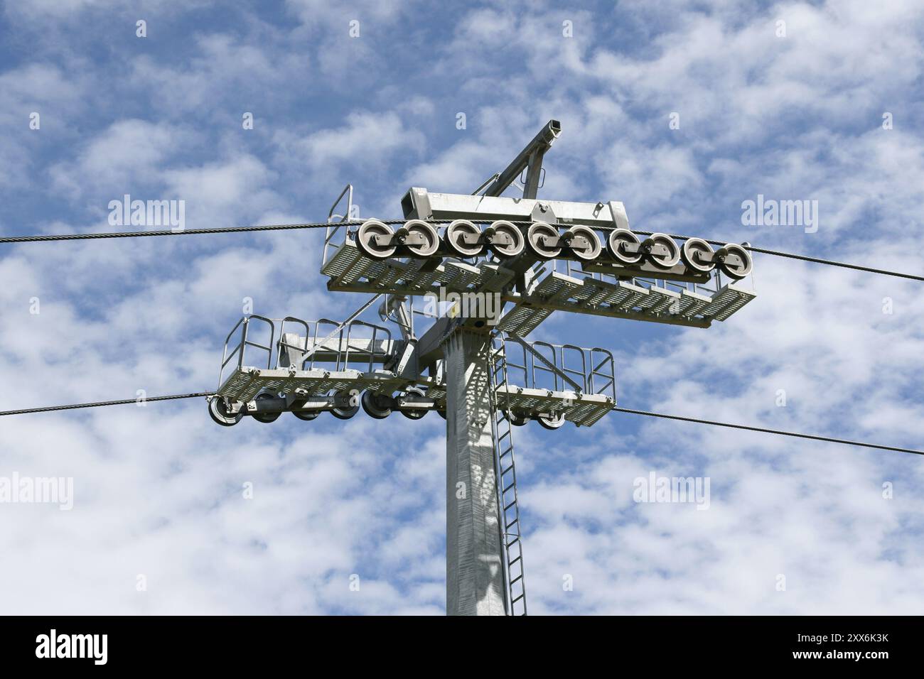 Funivia e pilone su un cielo blu con nuvole Foto Stock