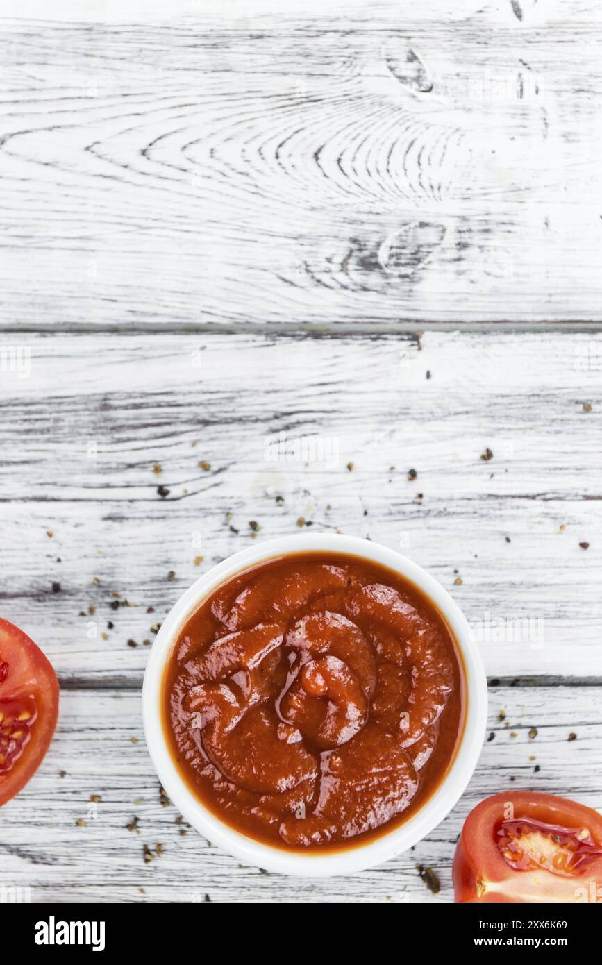Fresche fatte Ketchup su un sfondo vintage (close-up shot) Foto Stock