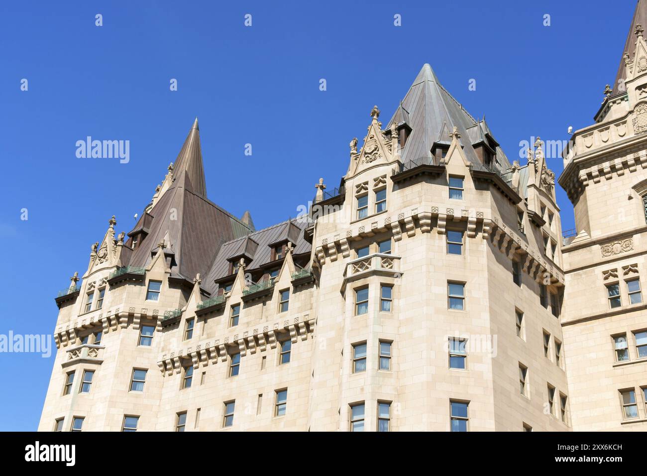 Chateau Laurier Hotel a Ottawa. Questo hotel simile a un castello prende il nome da Sir Wilfred Laurier, primo ministro del Canada. Si apriva al pub Foto Stock