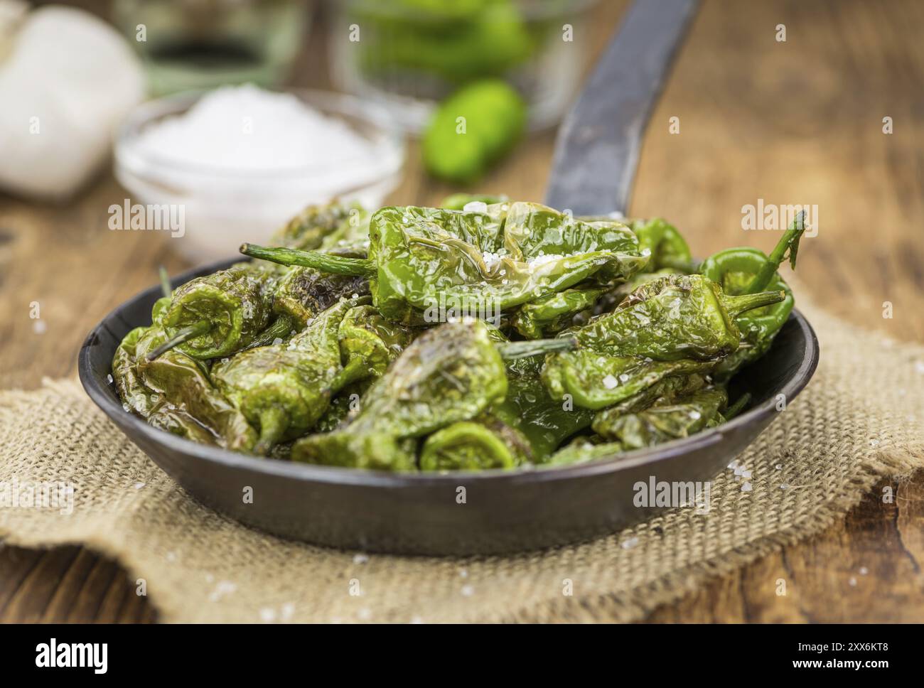Pimientos de Padron su un sfondo vintage come dettagliato di close-up shot, il fuoco selettivo Foto Stock