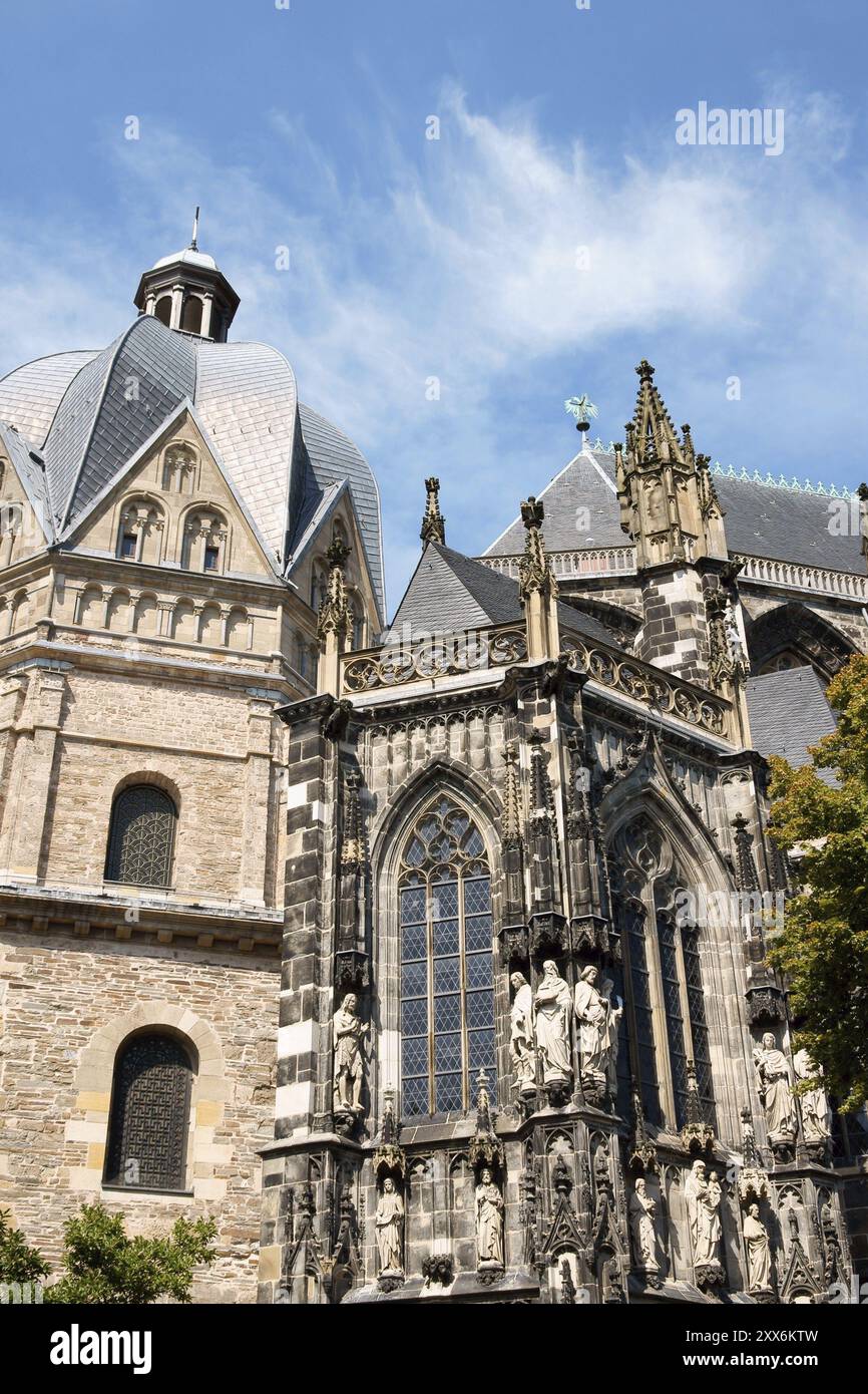 La cattedrale di Aquisgrana, nota anche come cattedrale imperiale o chiesa reale di Santa Maria ad Aquisgrana, fu consacrata nel 805 da papa Leone III in onore della Vergine Foto Stock