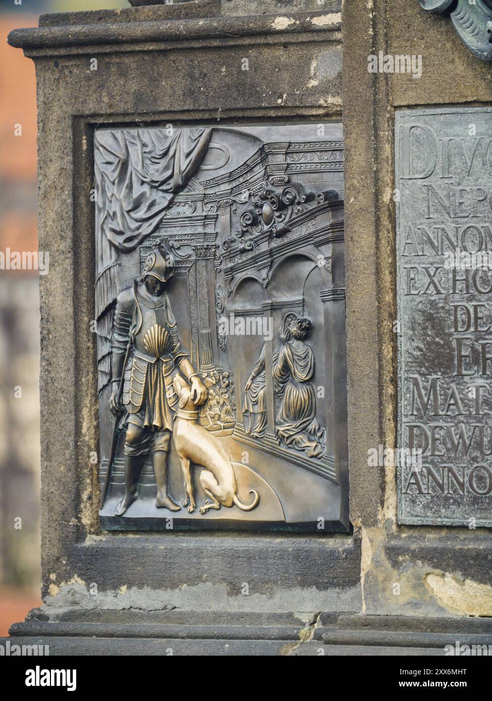 La tradizione dice che se strofinate e toccate la targa di bronzo dovrebbe portare fortuna e garantire il vostro ritorno a Praga Foto Stock