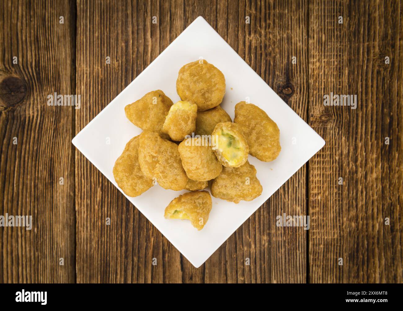 Porzione di peperoncini fatti in casa su sfondo in legno (messa a fuoco selettiva, foto ravvicinata) Foto Stock
