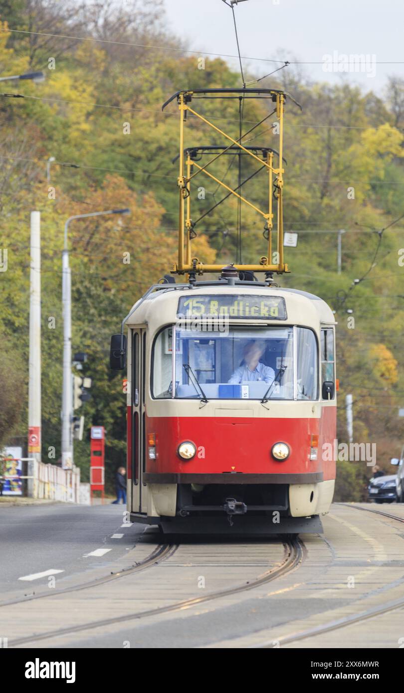 Ripresa frontale del tram rosso a Praga Foto Stock