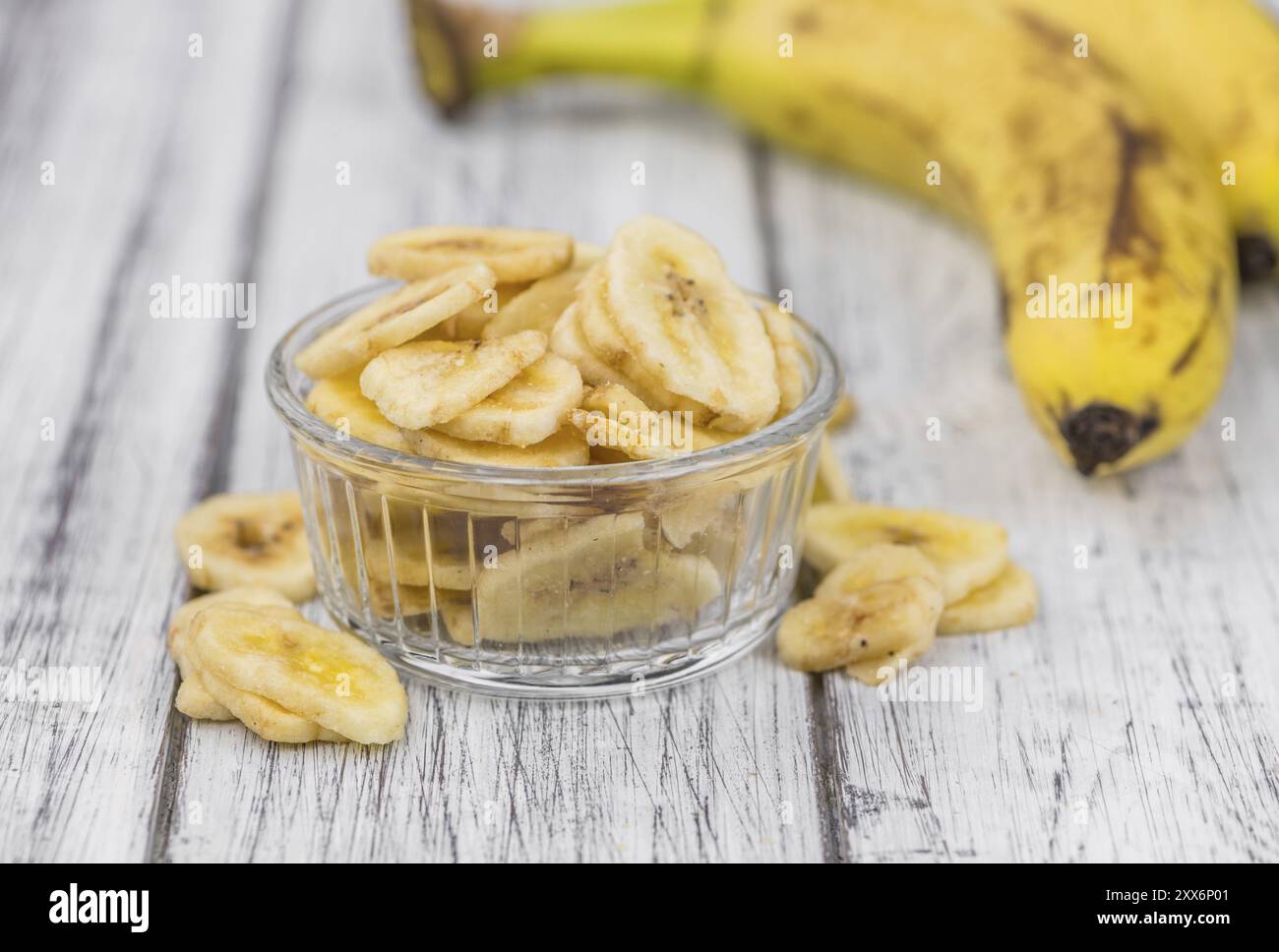 Banane essiccate chip su un sfondo vintage come dettagliato di close-up shot, il fuoco selettivo Foto Stock