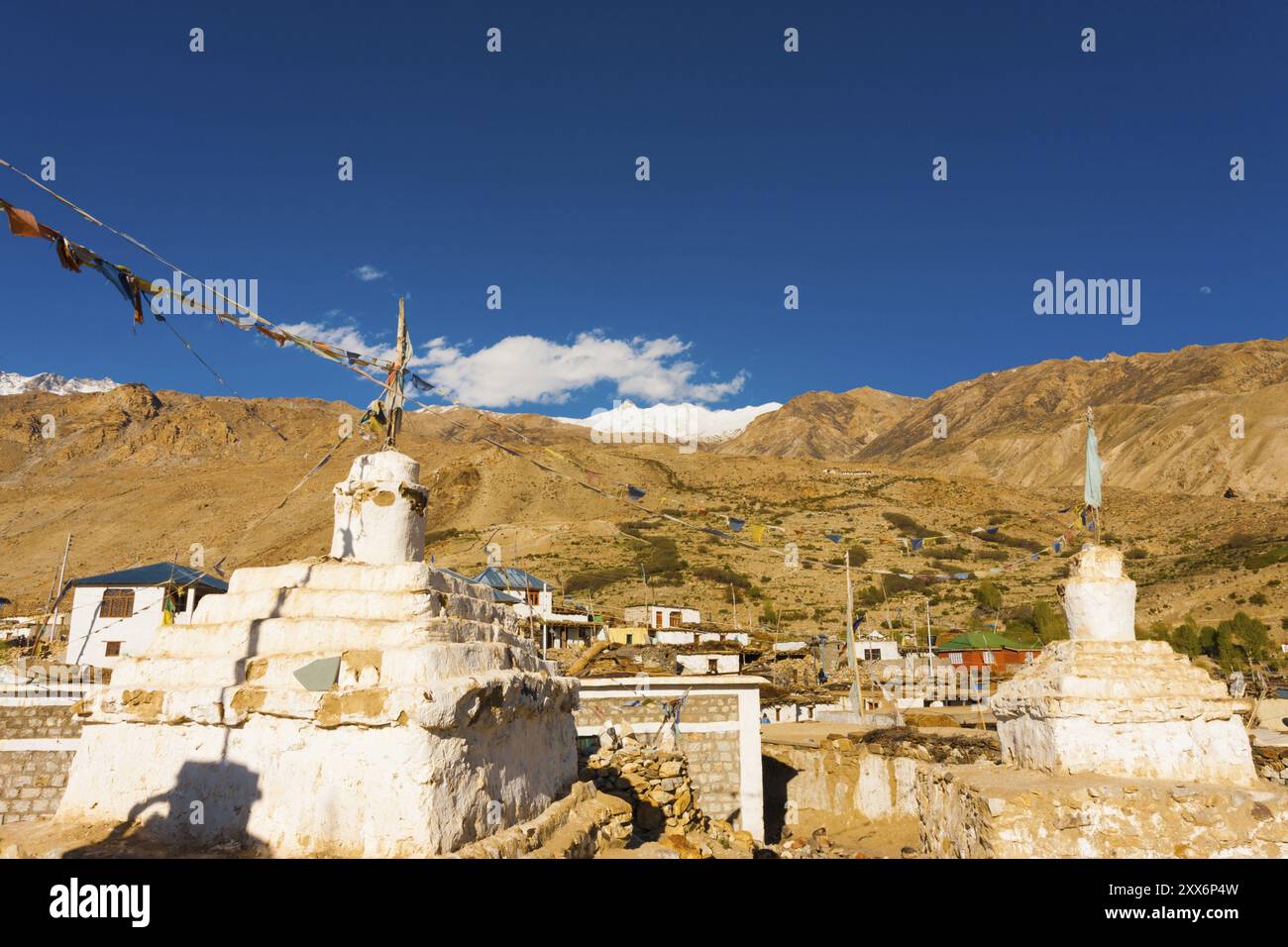 Stupa buddisti in un piccolo complesso di templi a Nako, un villaggio nella Valle Spiti di Himachal Pradesh, India, Asia Foto Stock