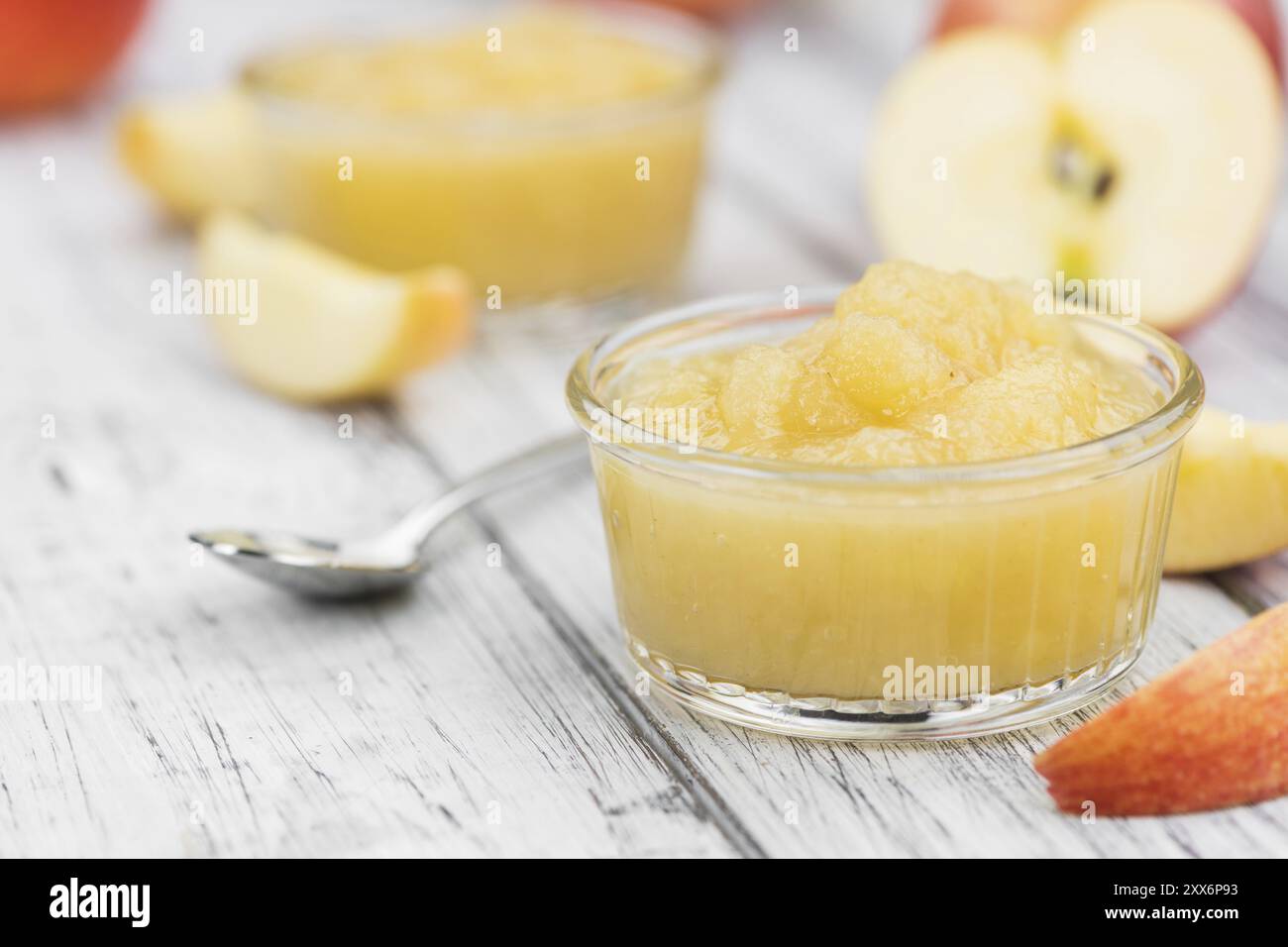 Porzione di fresche fatte di salsa di mele (messa a fuoco selettiva) su un tavolo di legno Foto Stock