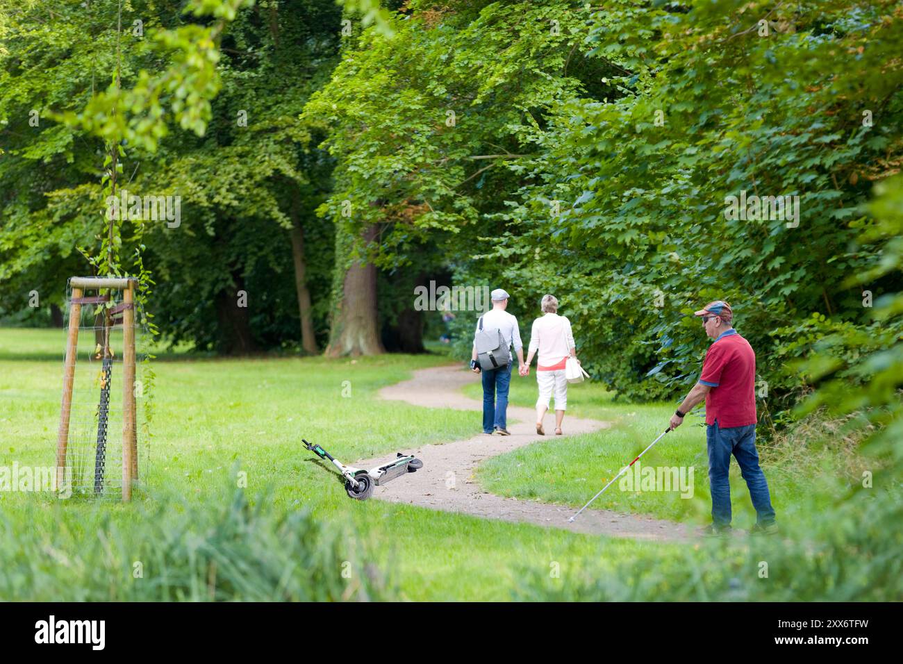 Cieco con bastone davanti a sé un e-scooter come ostacolo, Germania, Europa Foto Stock