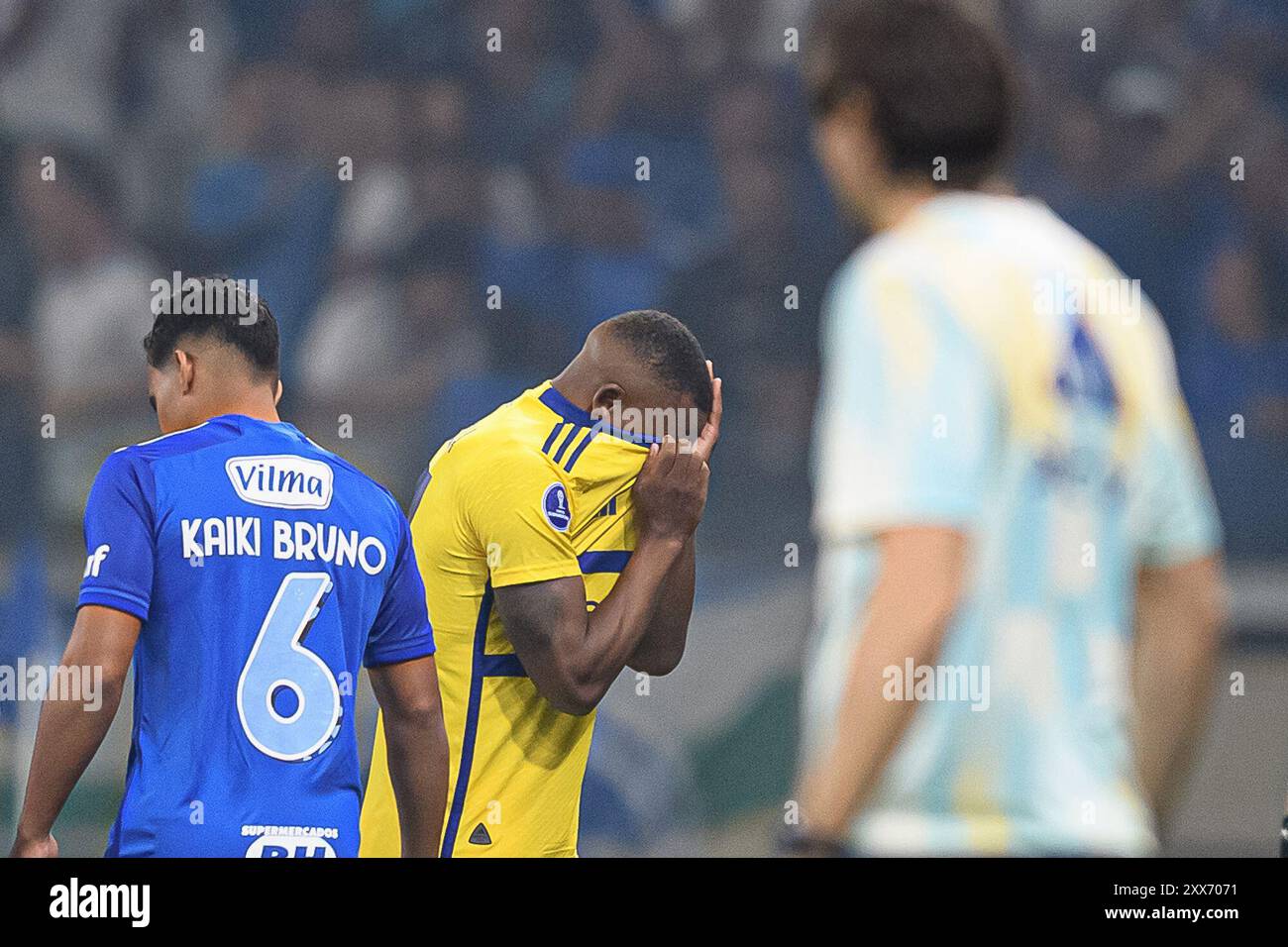 Belo Horizonte, Brasile. 22 agosto 2024. Luis Advíncula del Boca Juniors, riceve il cartellino rosso durante la partita tra Cruzeiro e l'argentino Boca Juniors, per la seconda tappa del 16° turno della Copa CONMEBOL Sudamericana 2024, allo stadio Mineirao, a Belo Horizonte, in Brasile, il 22 agosto. Foto: Gledston Tavares/DiaEsportivo/Alamy Live News crediti: DiaEsportivo/Alamy Live News Foto Stock