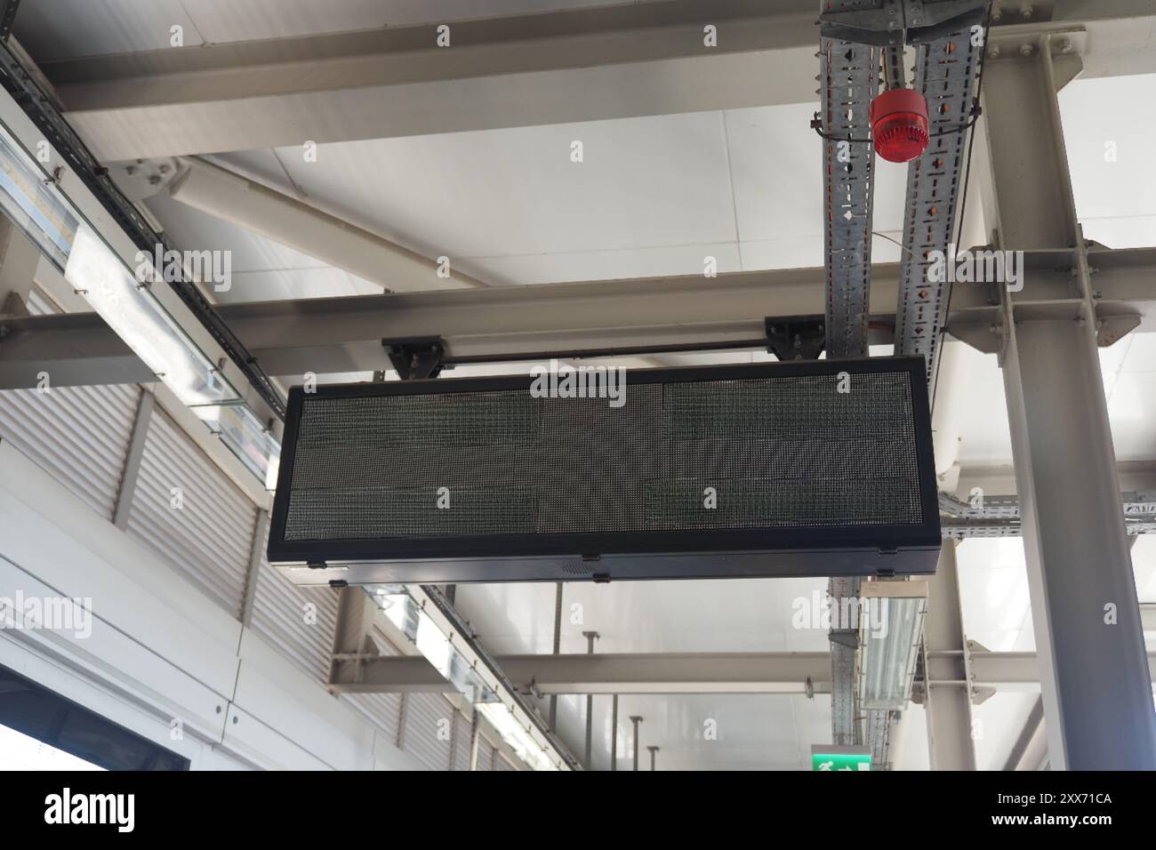 Il sistema di visualizzazione delle informazioni digitali si trova nell'hub di trasporto per i pendolari Foto Stock