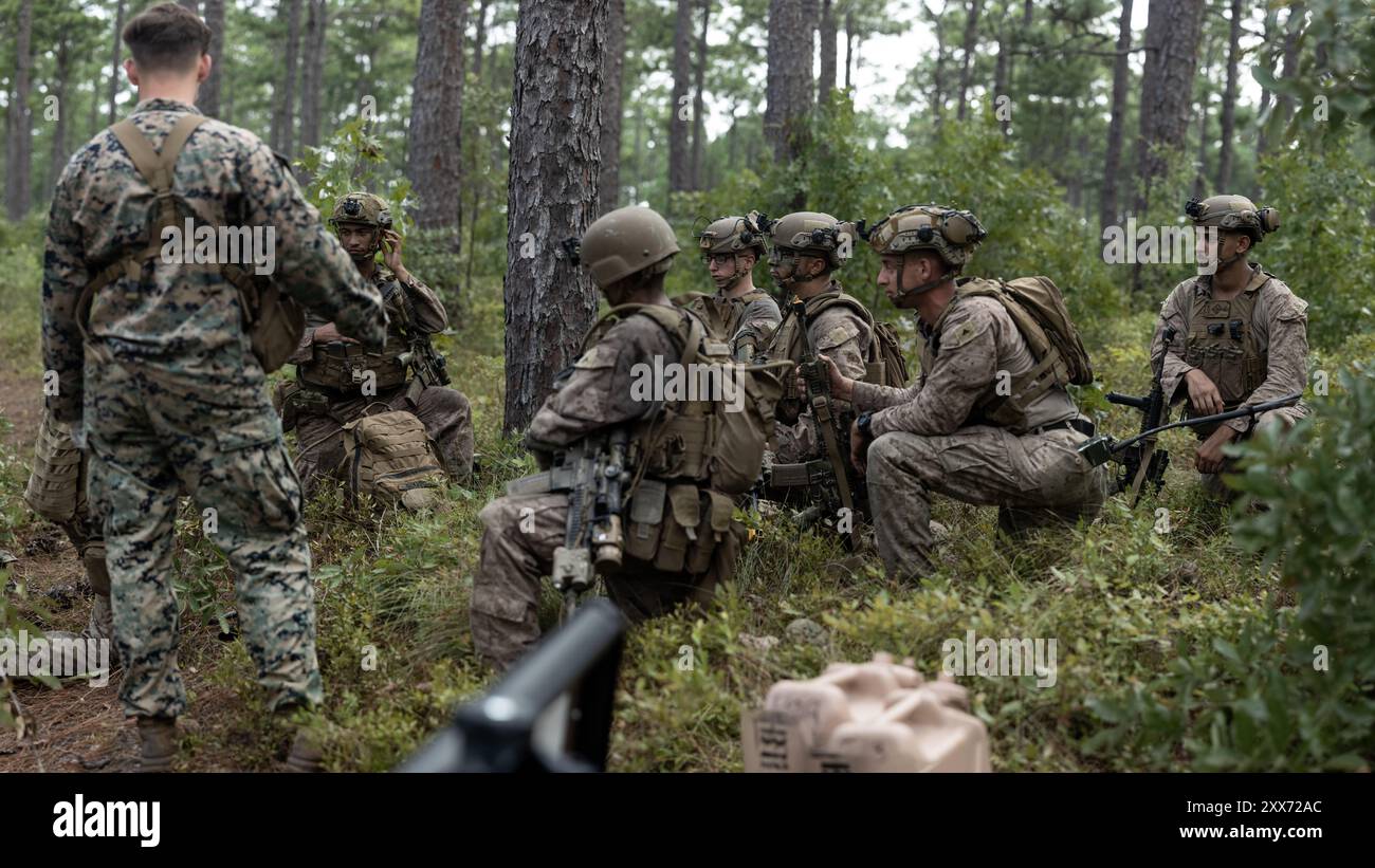 U.S. Marines con 1st Battalion, 6th Marine Regiment, 2d Marine Division debrief durante il Tactical Small Unit Leadership Course on Marine Corps base Camp Lejeune, North Carolina, 15 agosto 2024. TSULC ha fornito ai capi delle piccole unità la fiducia, la conoscenza e l'abilità di guidare meglio i Marines in situazioni di combattimento, contribuendo alla generazione continua di forze pronte al combattimento. (Foto U.S. Marine Corps di Lance Cpl. Brian Bolin Jr.) Foto Stock
