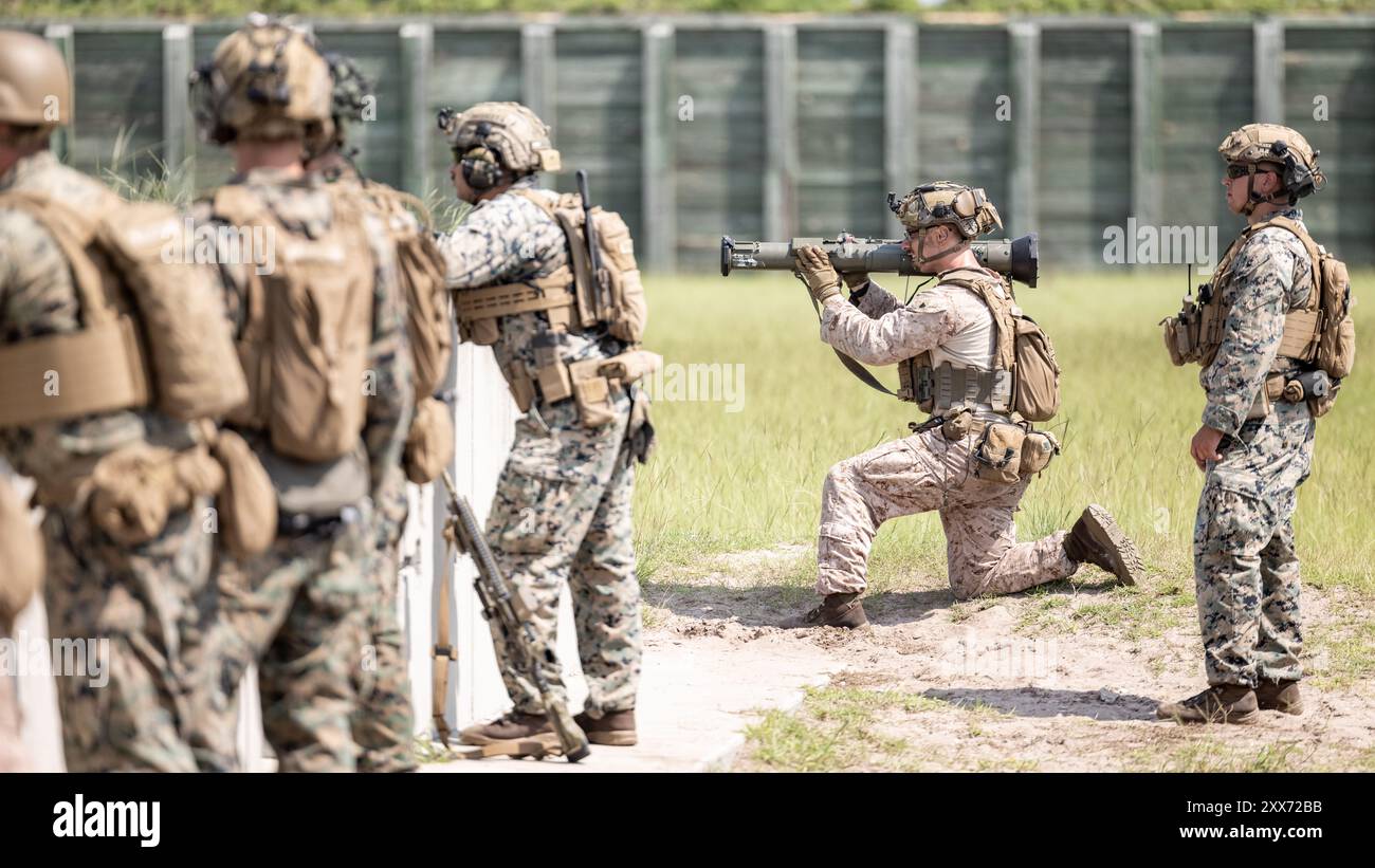 Dylan Landers, centro, nativo dell'Ohio e leader della squadra di fanteria con 1st Battalion, 6th Marine Regiment, 2d Marine Division, si prepara a sparare un razzo anticarro M136 simulato durante il Tactical Small Unit Leadership Course sul Marine Corps base Camp Lejeune, North Carolina, 15 agosto 2024. TSULC ha fornito ai capi delle piccole unità la fiducia, la conoscenza e l'abilità di guidare meglio i Marines in situazioni di combattimento, contribuendo alla generazione continua di forze pronte al combattimento. (Foto U.S. Marine Corps di Lance Cpl. Brian Bolin Jr.) Foto Stock