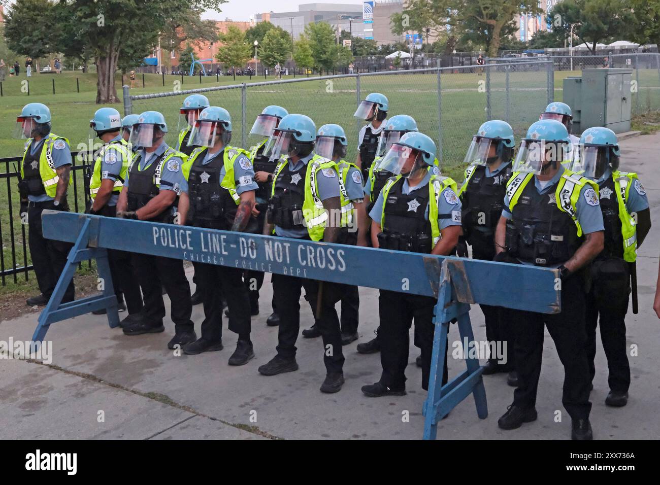 Polizia con casco ai manifestanti pro-Palestina a Union Park, Chicago. 22 agosto 2024. Foto Stock