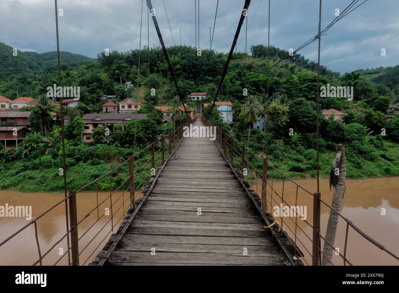 Ponte sospeso sul fiume Nam Phak, Muang Khua, Laos Foto Stock