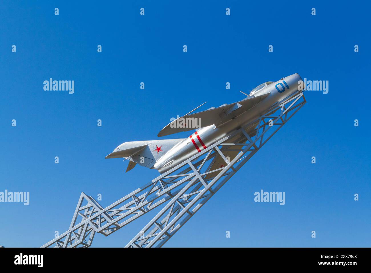 Aereo - monumento. Aereo sovietico con stella rossa contro cielo blu. Foto Stock