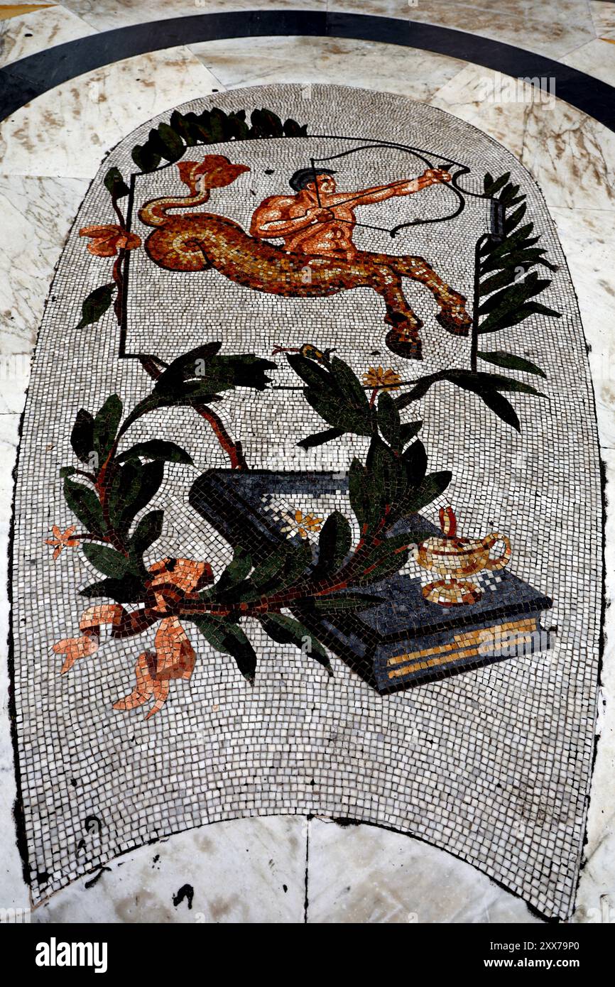 Il segno zodiaco del Sagittario nei mosaici sul pavimento della Galleria Umberto 1 di Napoli Foto Stock