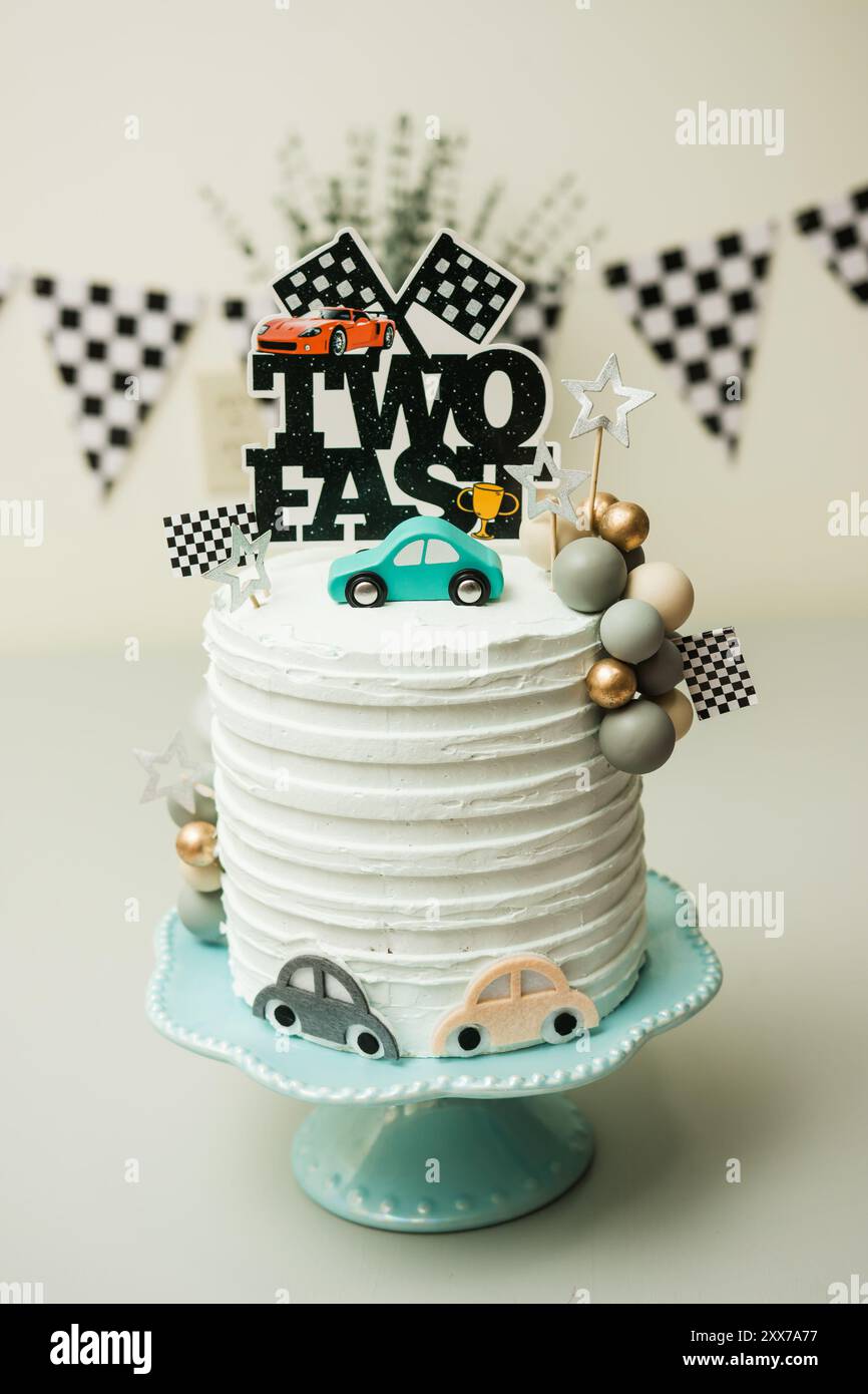 torta bianca di compleanno, due temi veloci, Foto Stock