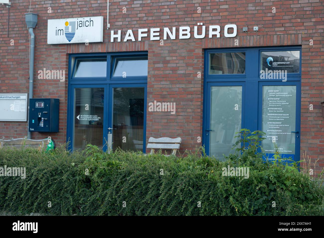 L'ufficio del porto (in tedesco: Hafenburo) del porto turistico di Waren an der Müritz, in Germania, con finestre blu e un cartello con la scritta Hafenbüro, circondato da Foto Stock