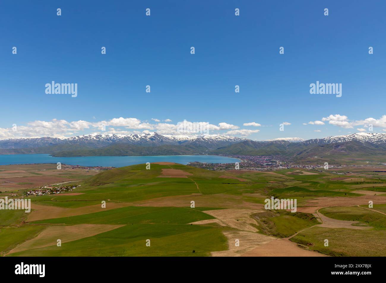 Vista sul Lago Van e la città di Tatvan, nella provincia di Bitlis, Turchia Foto Stock