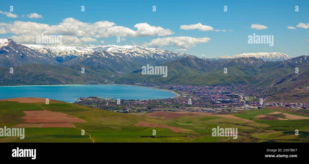 Vista sul Lago Van e la città di Tatvan, nella provincia di Bitlis, Turchia Foto Stock